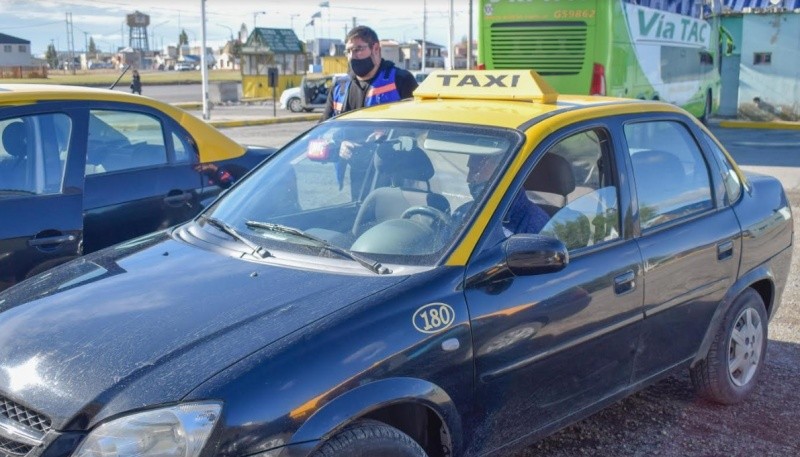  taxistas autoconvocados piden al Ministerio de Salud que puedan empezar a ser vacunados.