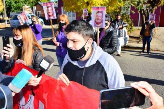 El hermano dialogó con los medios y pidió justicia. (Foto: C.R.)