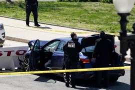 Un hombre embistió con su auto a policías y mató a uno frente al Capitolio de EEUU