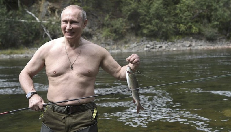 Vladimir Putin posa junto a su presa. 