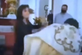 Mujer golpea a un sacerdote en plena misa