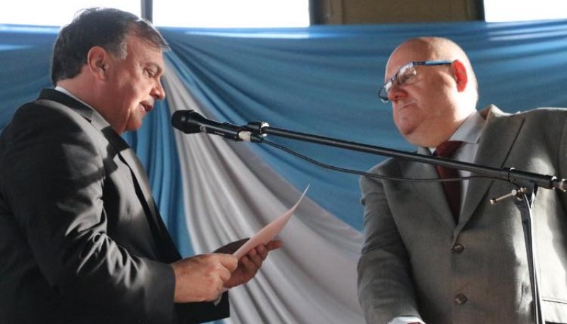 Javier Belloni tomando juramente a Souto (Foto compartida por el Intendente).