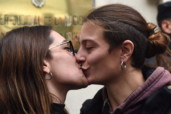 Casación absolvió a la mujer que había sido condenada tras besar a su esposa
