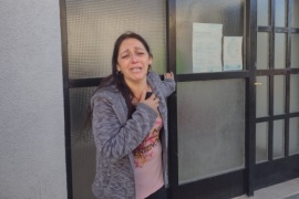 La madre del joven muerto en la comisaría de Caleta duda que su hijo se haya suicidado