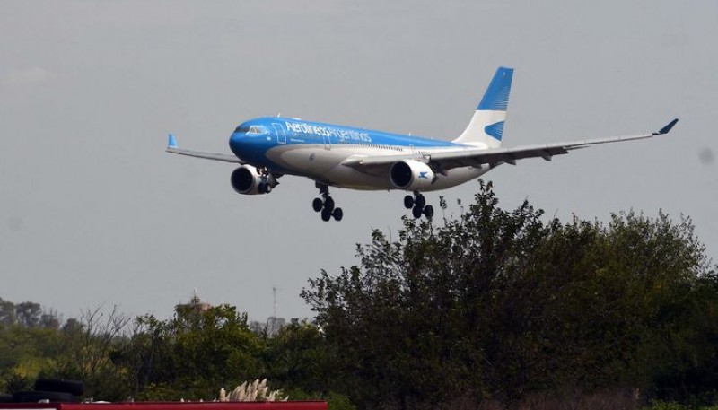 Por una ola de contagios, Aerolíneas Argentinas tuvo que trasladar vuelos de Aeroparque a Ezeiza