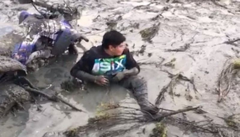 Un joven que se encajó en la Ría de Gallegos fue rescatado por bomberos 