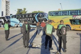 Transportistas bloquearon terminales en diversas capitales provinciales en protesta contra las restricciones