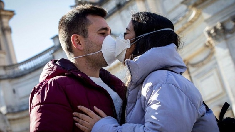 El 76% de los argentinos dejó de saludarse con un beso por temor al coronavirus