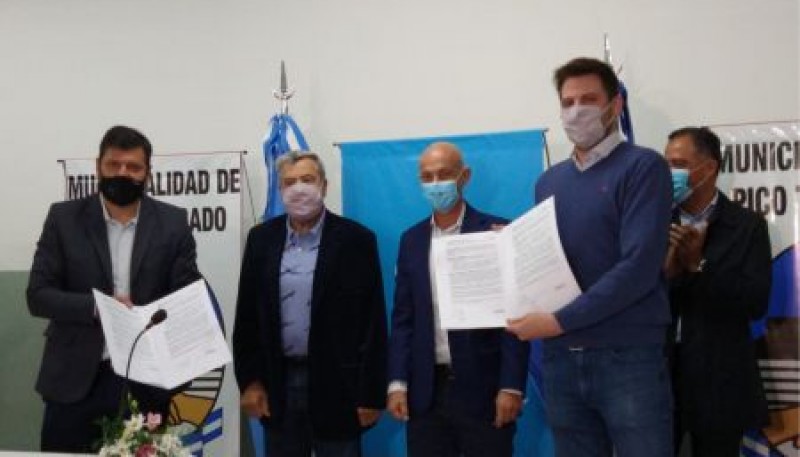 Firma de convenios con las localidades de Pico Truncado y Caleta Olivia