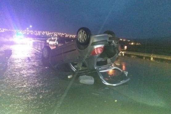 Vehículo volcado al costado de la ruta.