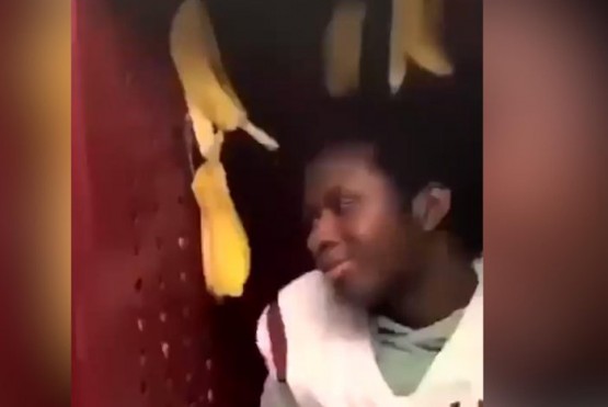 Escándalo racista en EEUU: amenazaron a un jugador y lo obligaron a sentarse entre bananas