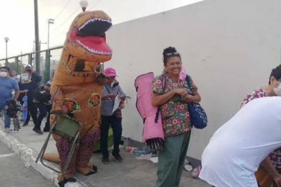 Acompañó a su mamá a vacunarse contra el coronavirus disfrazado de dinosaurio 