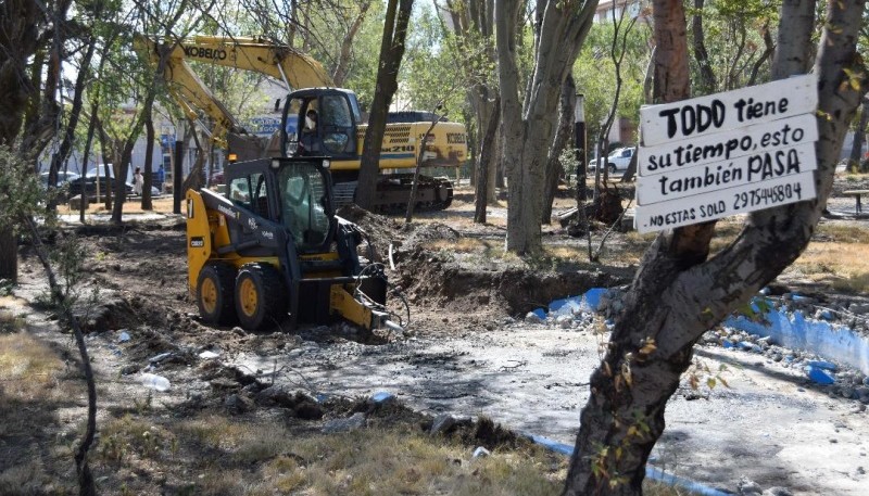 Avanza la reconstrucción de la plaza.