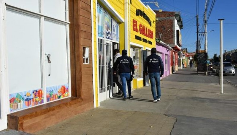 Efectivos de la fuerza en diferentes locales.