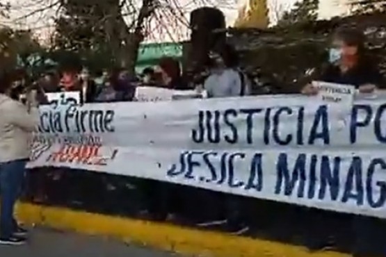 En la marcha estuvieron presentes familiares, amigos, allegados y compañeros de Jésica donde con pancartas y carteles salieron a pedir justicia por el primer aniversario del crimen