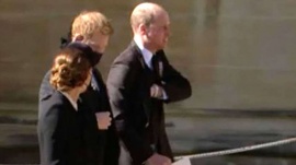 Los Príncipes William y Harry aparecen juntos tras polémica familiar