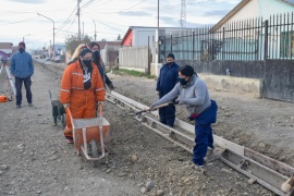Derribando prejuicios: mujeres construyen cordón cuneta en el barrio Evita de Río Gallegos