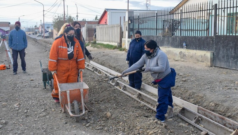 Derribando prejuicios: mujeres construyen cordón cuneta en el barrio Evita de Río Gallegos 