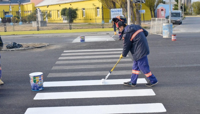 Trabajos de señalización horizontal en la Avenida San Martín de Río Gallegos 