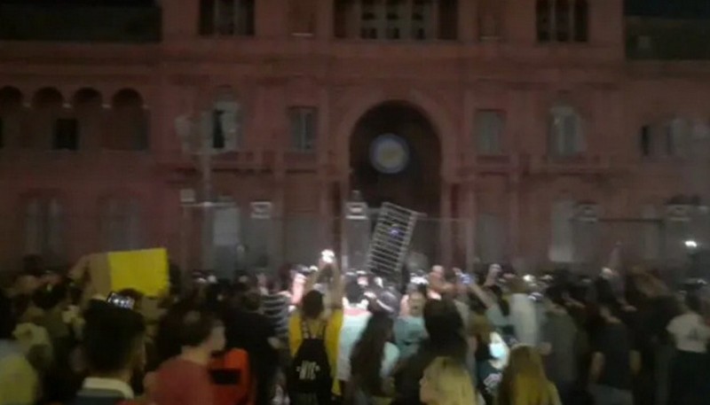 Manifestantes se enfrentaron a la policía frente a la Casa Rosada en la marcha por el 17A