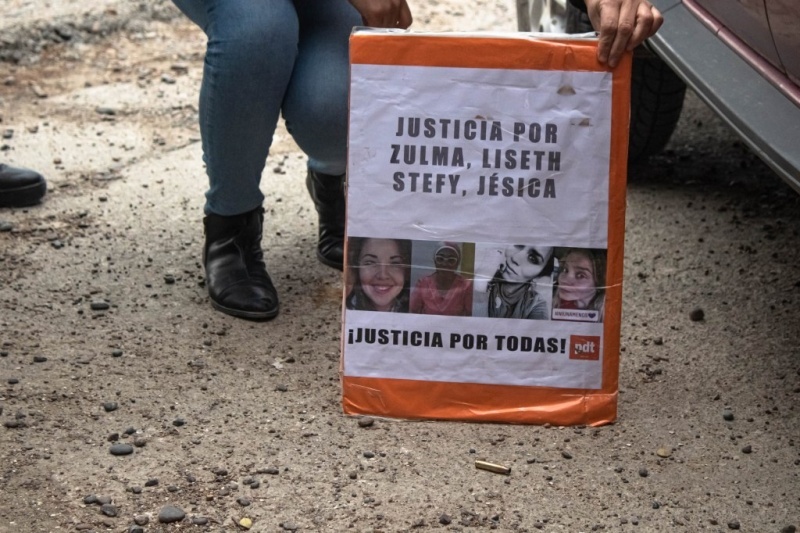 La docente colocó el cartel de pedido de Justicia detrás del casquillo