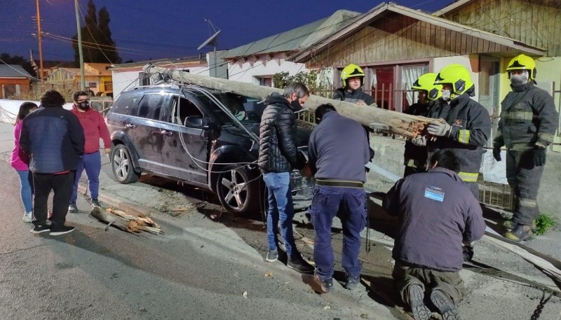 Perdió el control y chocó contra un poste en Río Gallegos  (Foto: C.G)