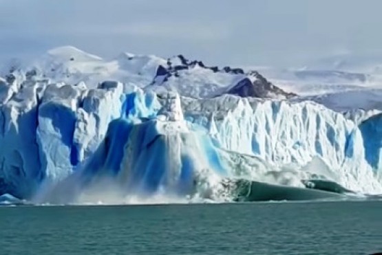 Impresionante video en el Glaciar Perito Moreno muestra un gigantesco bloque de hielo emerger