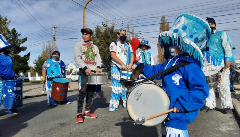 La murga en la Av. San Martín (Foto: U.R)