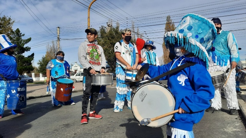 La murga en la Av. San Martín (Foto: U.R)