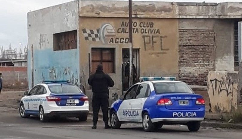 La policía en el lugar del hecho (El Caletense).