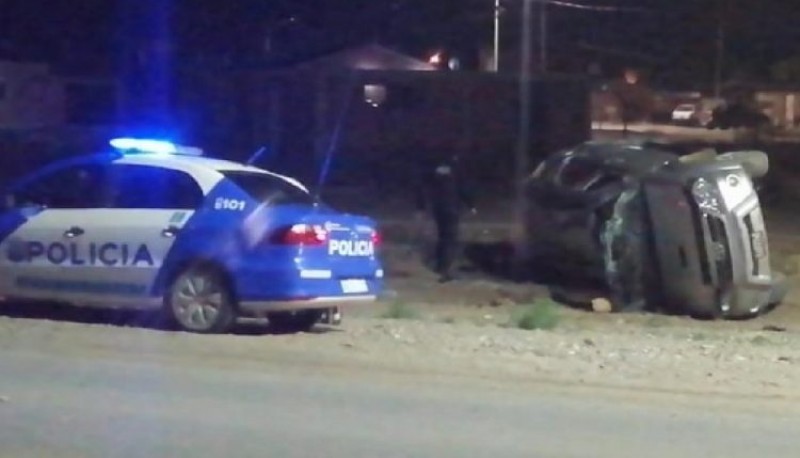 La policía junto a la camioneta