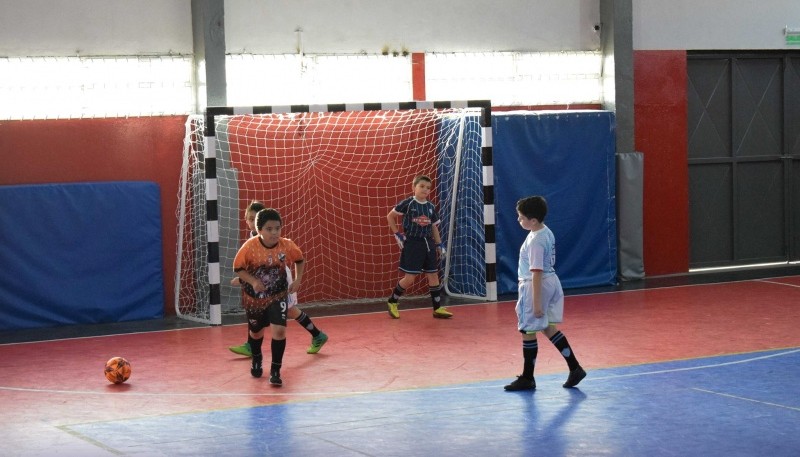 Los chicos disfrutan jugando a la pelota en Río Gallegos.