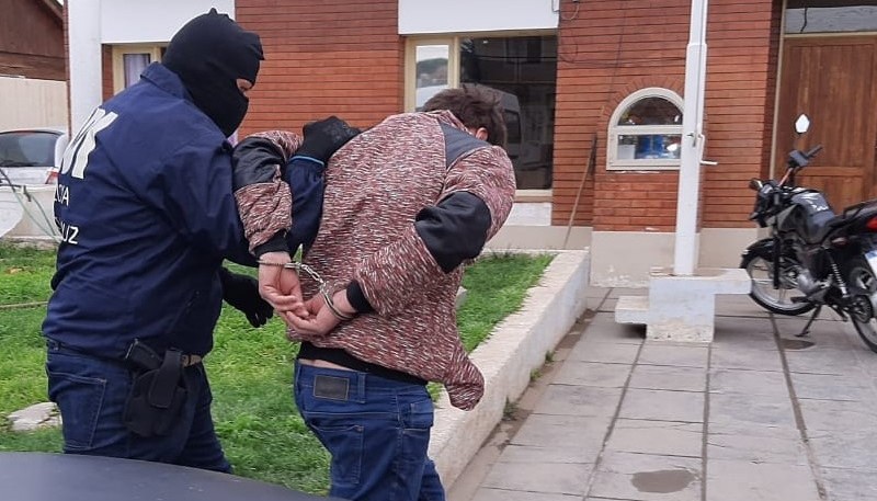 Momento en que uno de los detenidos ingresa a la Comisaría.