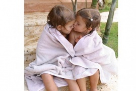 Las gemelas de Julio Iglesias cumplieron 20 años y lo celebraron con un beso en la boca