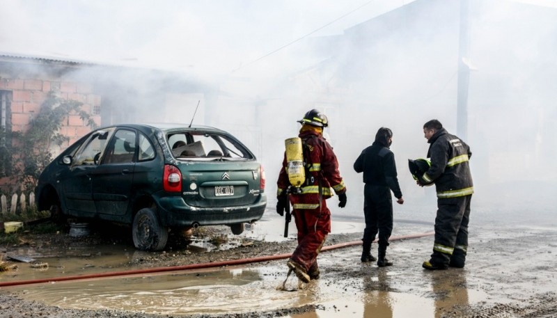 Casa consumida por el fuego.