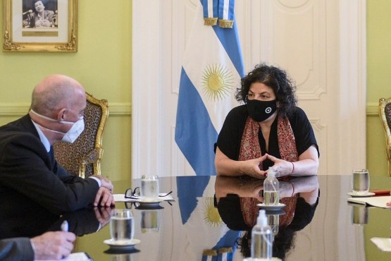 Carla Vizzotti, y Cecilia Nicolini junto al embajador británico. 