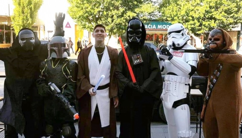 Tono festejando el May The 4th Be With You en la guardia del HRRG