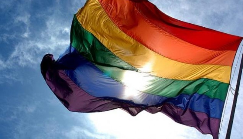 Bandera que representa al colectivo LGBTI+