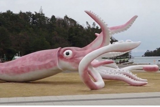En Japón gastaron fondos contra Covid-19 en una enorme estatua de calamar
