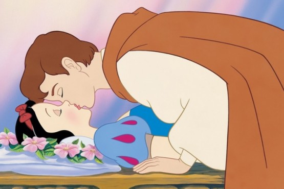 Con polémica, abrió Disney: critican el beso 