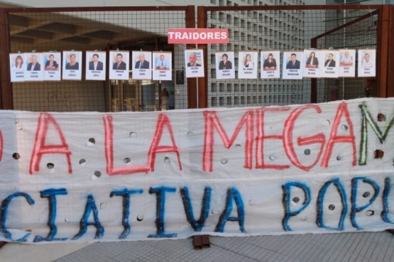 Protesta de Asamblea Ciudadana frente a la Legislatura