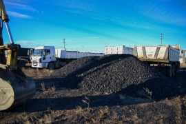 Empieza el acopio de carbón antes del invierno en Río Gallegos
