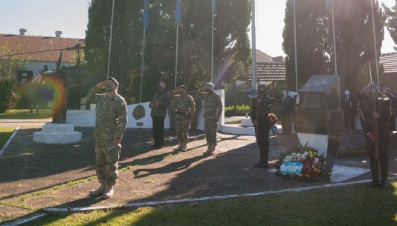 Se colocó una ofrenda floral y se tocó Silencio Militar.