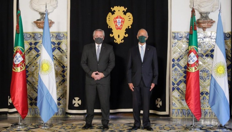 El Presidente fue recibido por su par de Portugal en el inicio de su gira por Europa