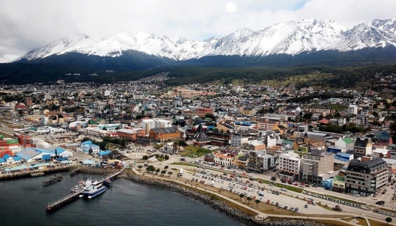 La Constitución de Tierra del Fuego, en ejercicio de su autonomía, no reconoce más limitaciones a sus poderes que los expresamente conferidos en la Constitución Nacional al Gobierno Federal.