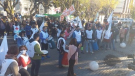 ADOSAC realizó movilización y cacerolazo frente a Casa de Gobierno