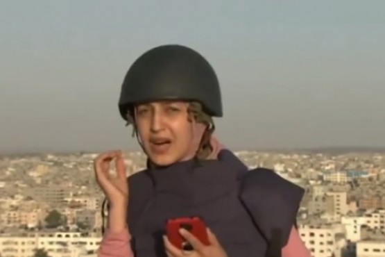 Gaza: una periodista trasmitía en vivo cuando un misil destruyó un edificio
