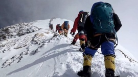 China suspende expediciones al Everest para evitar contagios por coronavirus
