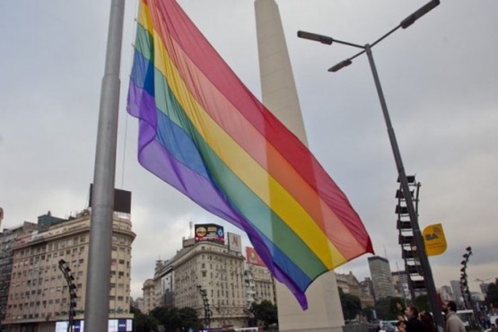 La bandera del orgullo en el Obelisco por el día contra la discriminación a la diversidad sexual