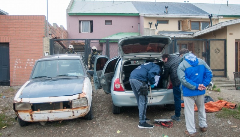 El Renault Clío tras ser requisado fue secuestrado. (Foto: L.F.)